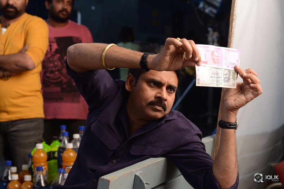 Powerstar-Pawan-Kalyan-Examining-Rs-100-2000-Notes